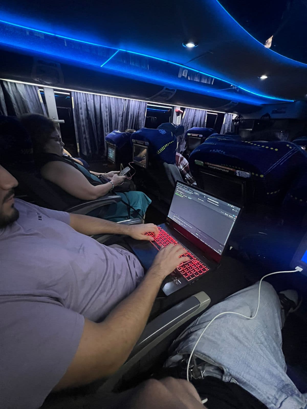 Manos creando evento en teléfono